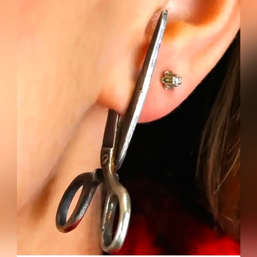 HOT TOPIC GOTH VIBE WHIMSICAL SCISSORS EARRINGS NWOT